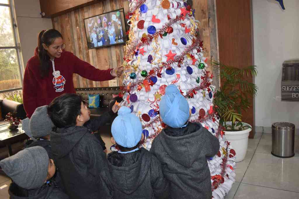 Christmas Decoration Enjoyed by the Kindergarten